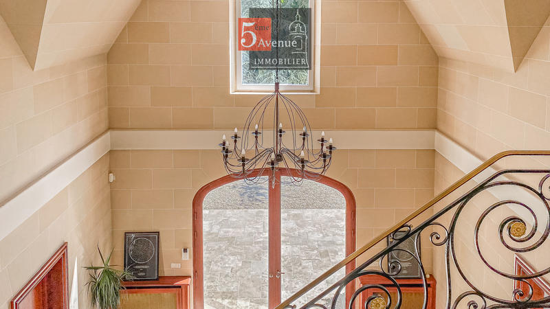 Maison - 400 m² - 12 pièces