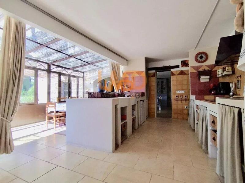 Maison - 300 m² - 11 pièces