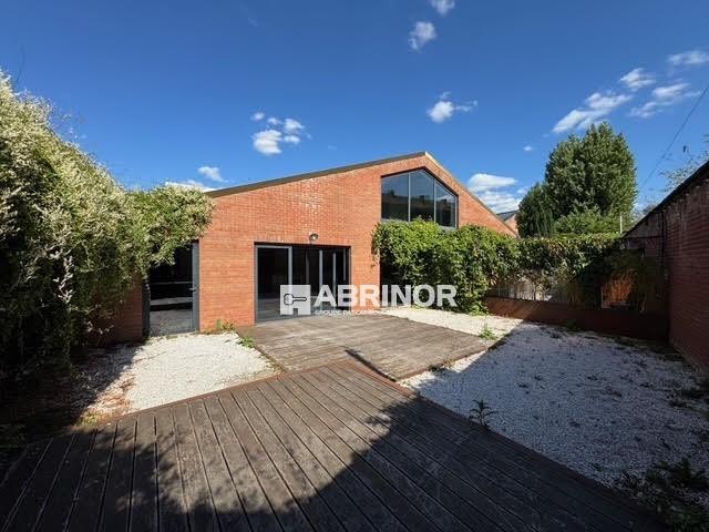 Services - 220 m² - 4 pièces