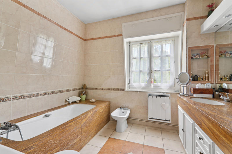 Maison - 275 m² - 15 pièces