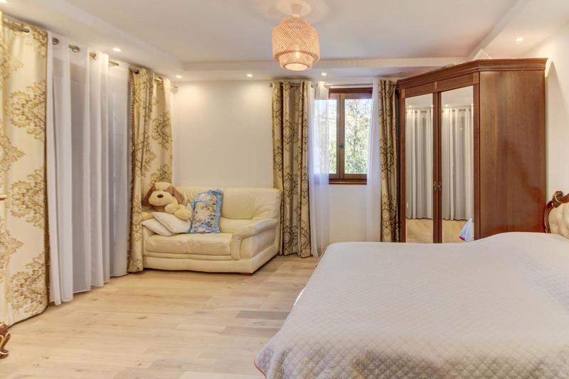 Propriété - 659 m² - 8 pièces