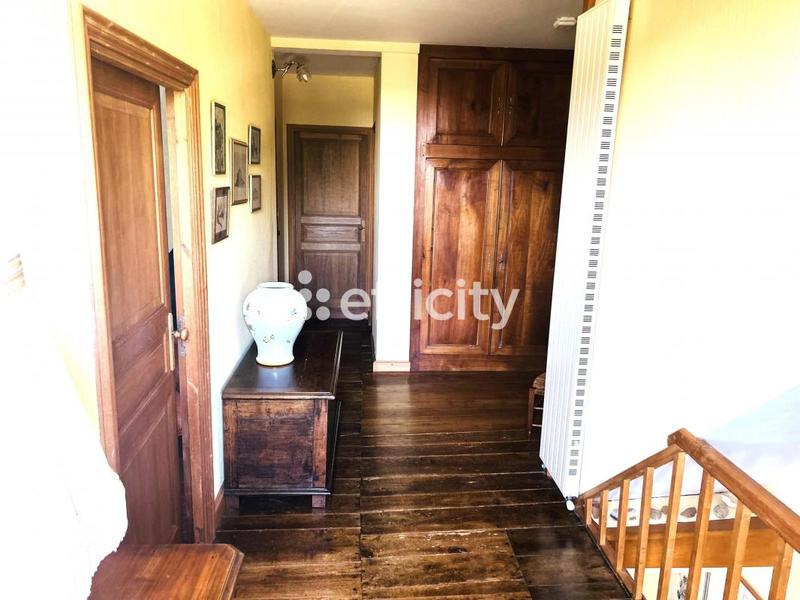 Maison - 201 m² - 7 pièces