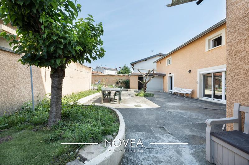 Maison traditionnelle - 259 m² - 8 pièces