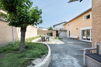 Maison traditionnelle - 259 m² - 8 pièces