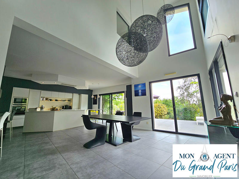 Maison - 204 m² - 7 pièces