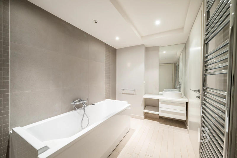 Maison - 588 m² - 8 pièces