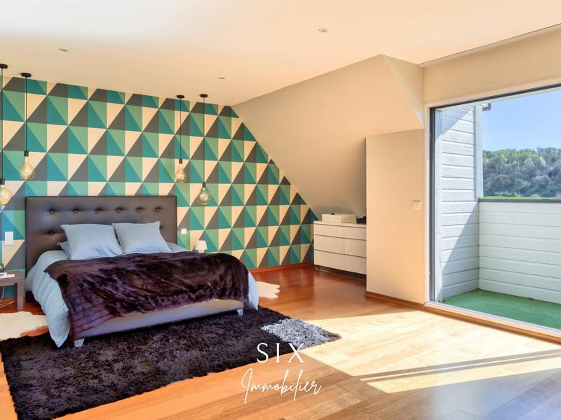 Maison - 270 m² - 9 pièces