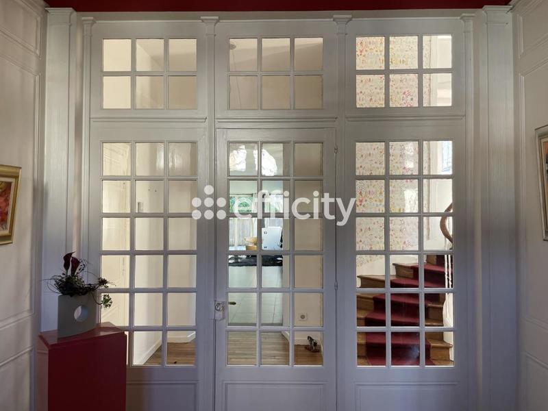 Maison - 392 m² - 10 pièces