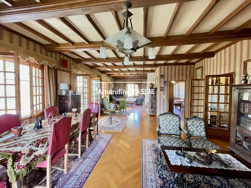 Maison - 230 m² - 8 pièces