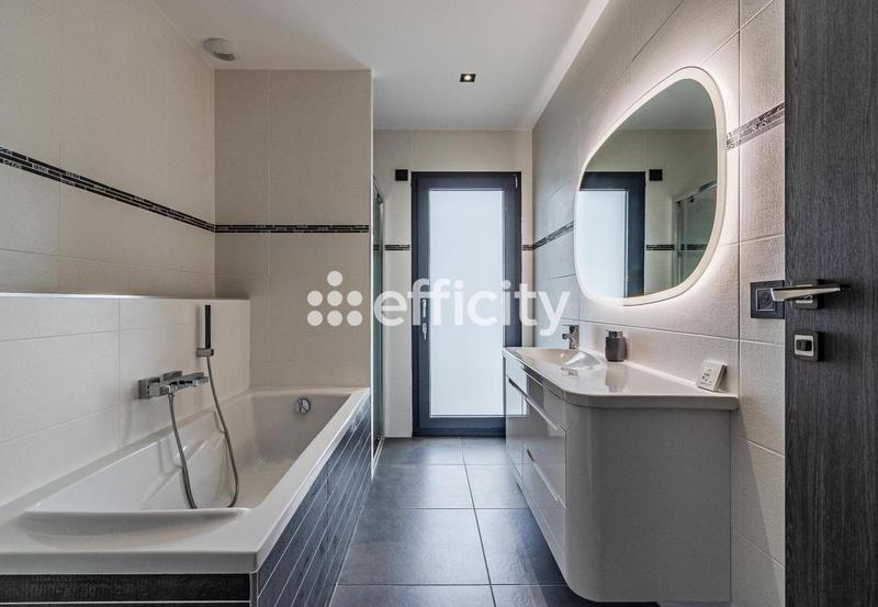 Pavillon - 200 m² - 6 pièces