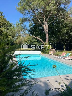 Maison - 247 m² - 10 pièces