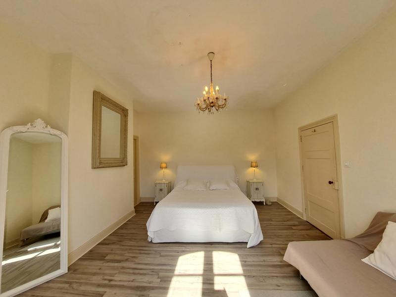 Maison - 220 m² - 6 pièces