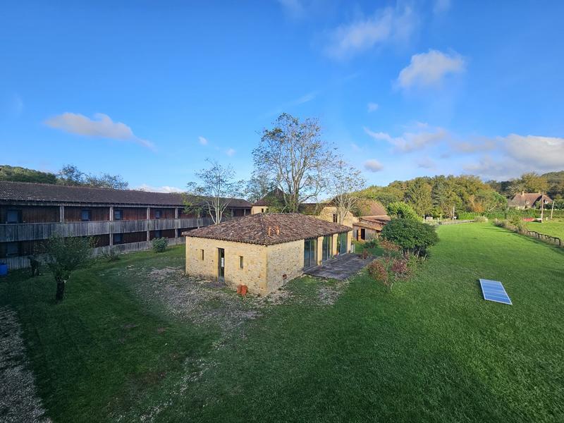 Maison - 2 135 m² - 52 pièces