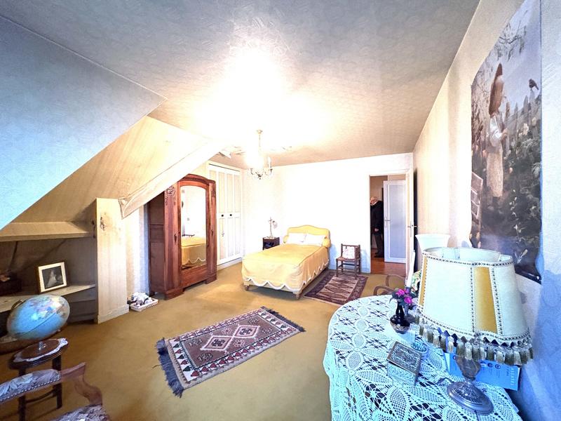 Maison - 241 m² - 8 pièces