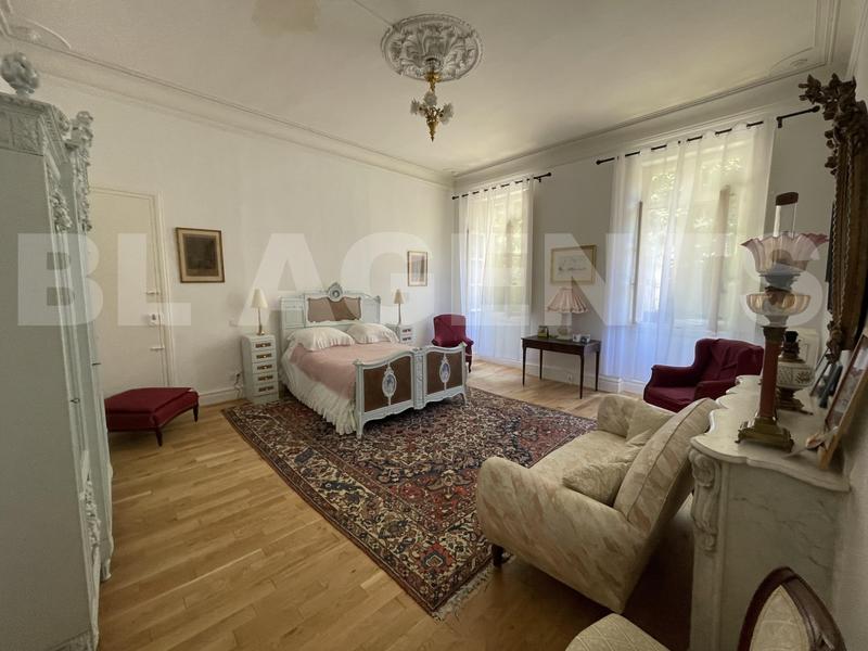 Demeure - 331 m² - 9 pièces