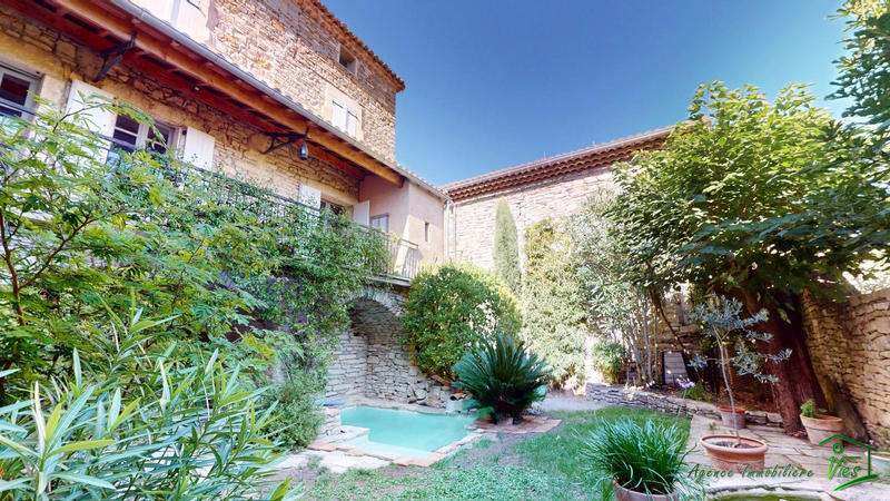 Maison - 202 m² - 6 pièces