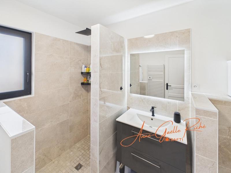 Maison - 210 m² - 6 pièces