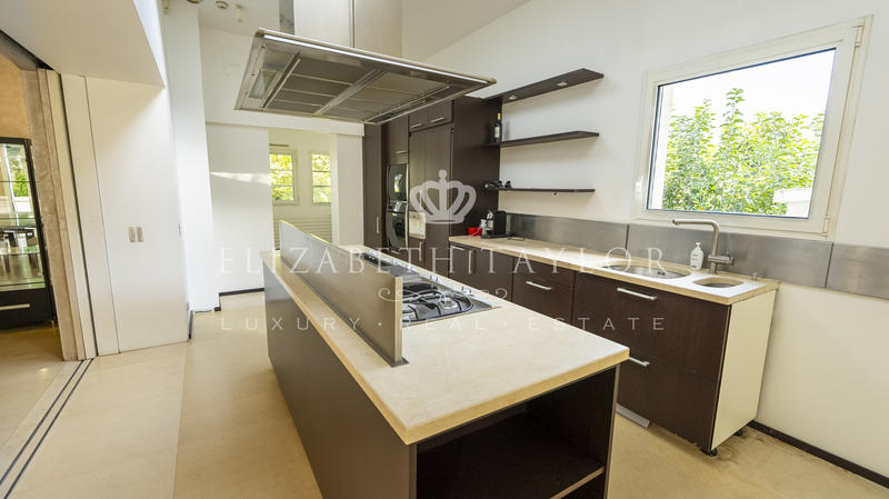 Propriété - 851 m² - 14 pièces