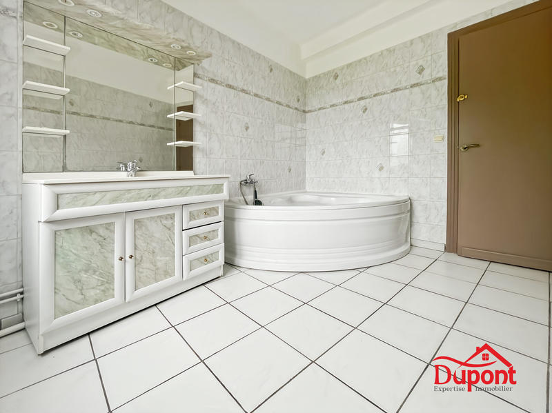 Maison - 249 m² - 7 pièces