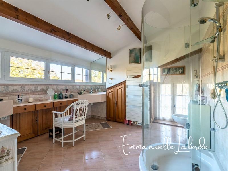 Propriété - 315 m² - 9 pièces