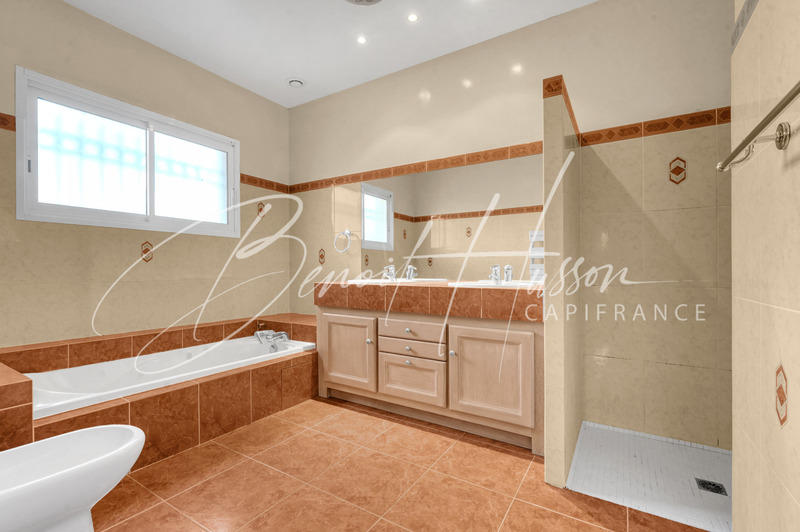 Maison - 225 m² - 6 pièces