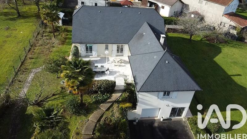 Maison - 230 m² - 7 pièces