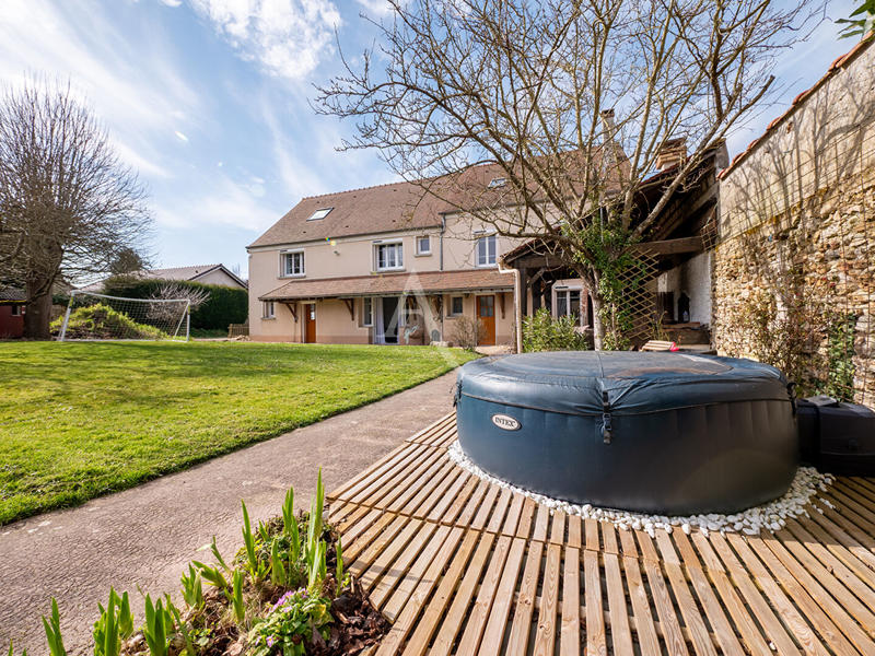 Maison - 330 m² - 8 pièces