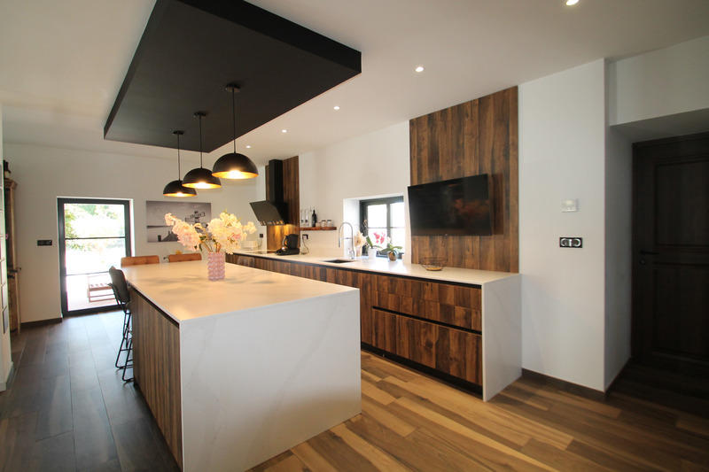 Maison - 280 m² - 9 pièces