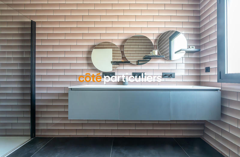 Maison - 235 m² - 8 pièces