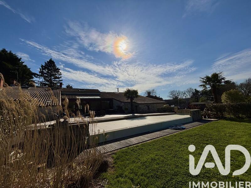 Maison - 416 m² - 13 pièces