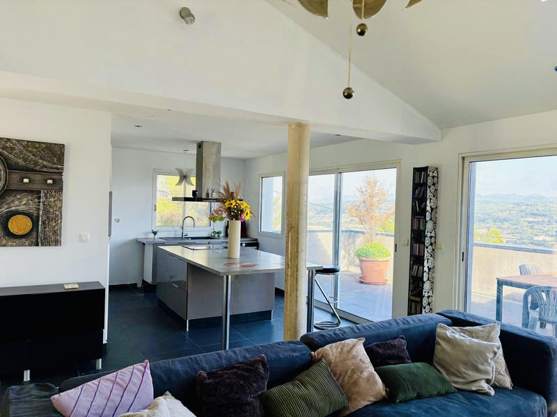 Maison - 220 m² - 5 pièces