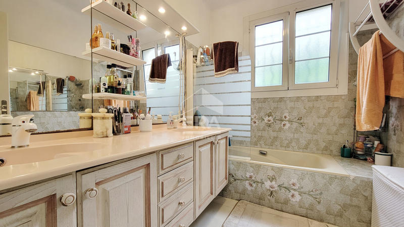 Maison - 270 m² - 8 pièces