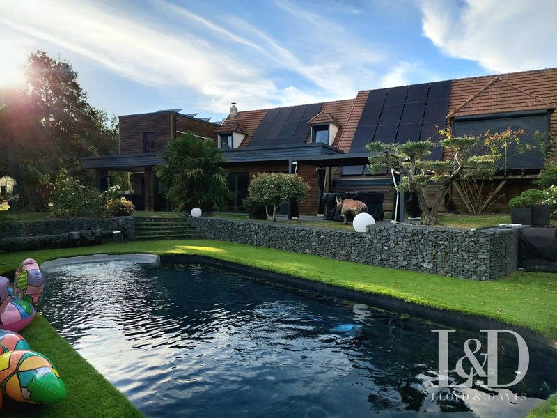 Maison contemporaine - 330 m² - 11 pièces