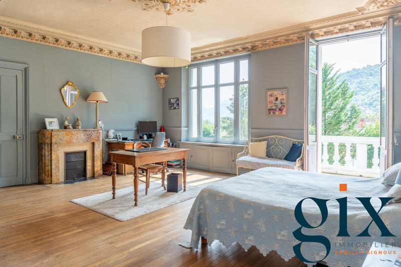 Maison - 266 m² - 8 pièces