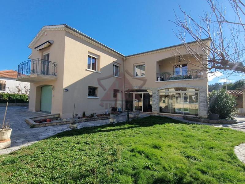 Maison - 240 m² - 9 pièces