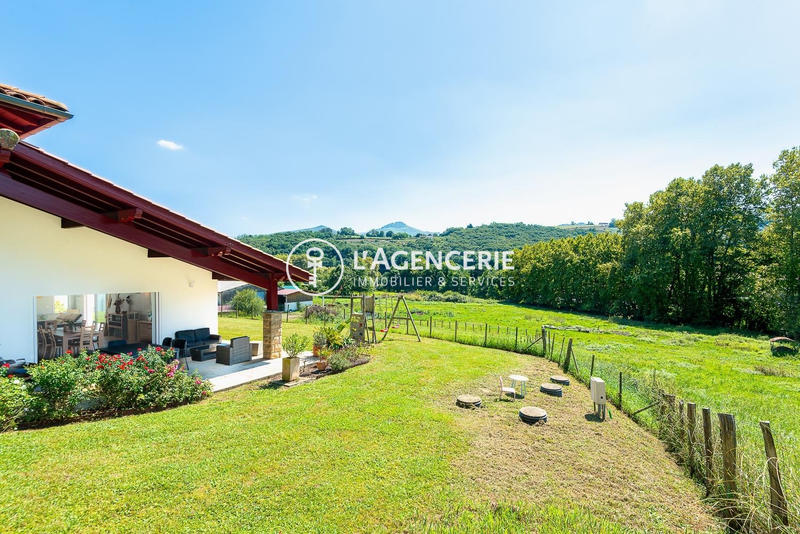 Maison - 220 m² - 5 pièces