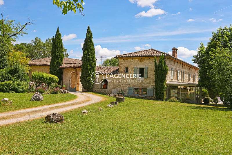 Maison - 414 m² - 9 pièces