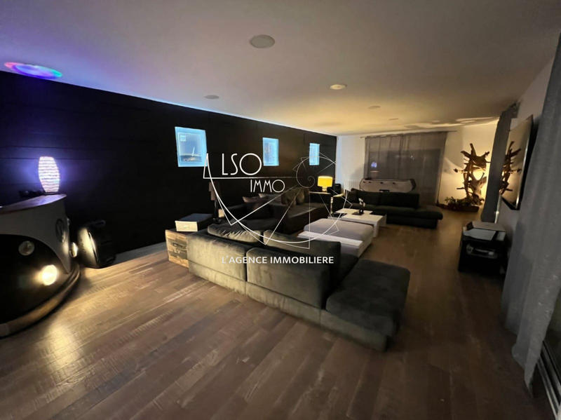 Maison - 244 m² - 7 pièces