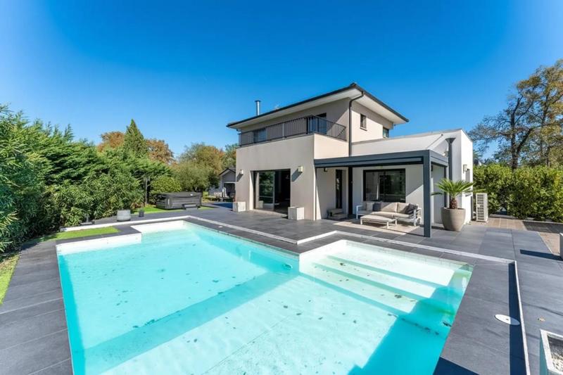 Maison - 180 m² - 7 pièces