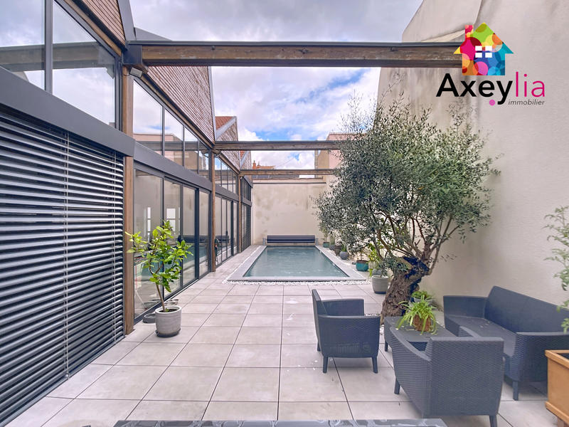 Maison - 240 m² - 7 pièces