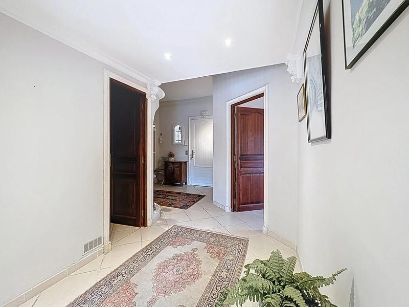 Maison - 231 m² - 7 pièces