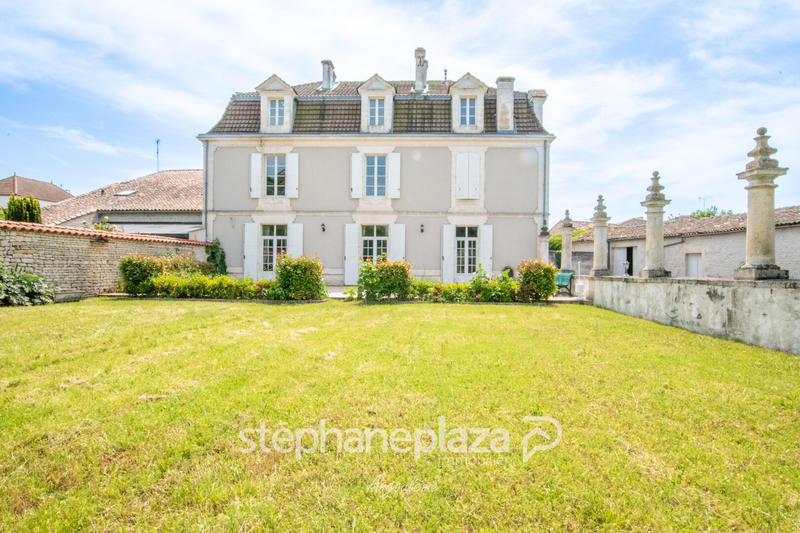 Demeure - 220 m² - 6 pièces