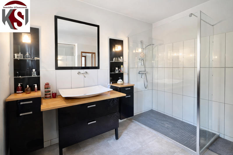 Maison - 240 m² - 8 pièces