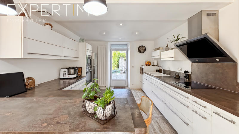 Maison - 208 m² - 7 pièces