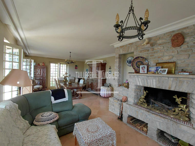 Maison traditionnelle - 300 m² - 9 pièces