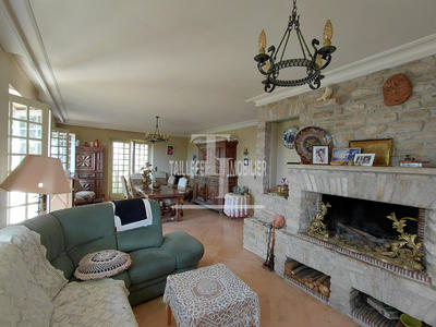 Maison traditionnelle - 300 m² - 9 pièces