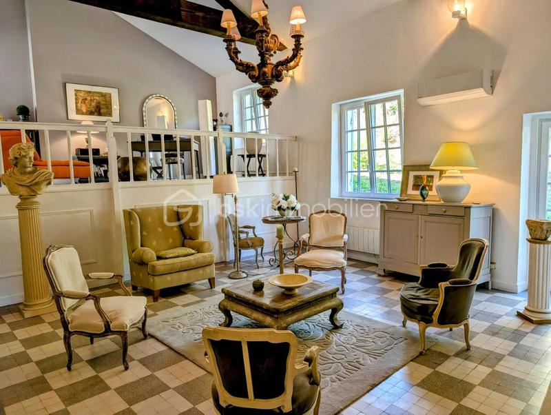 Maison - 296 m² - 9 pièces