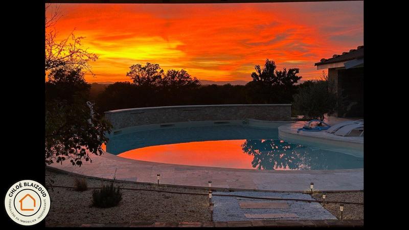 Maison - 290 m² - 9 pièces