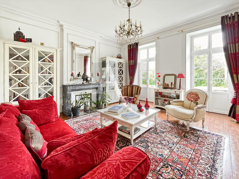 Maison - 437 m² - 11 pièces