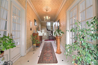 Maison - 300 m² - 12 pièces